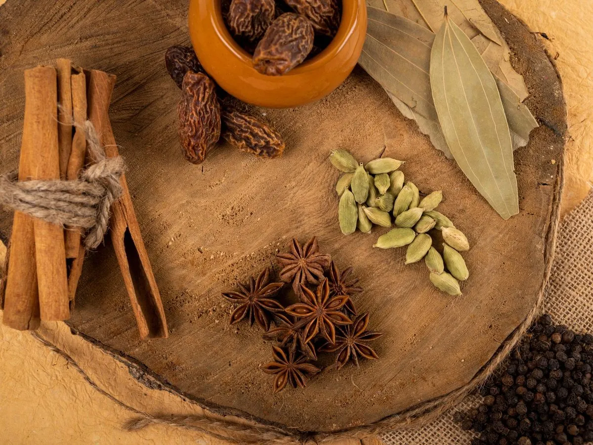 Green cardamom and black cardamom side by side